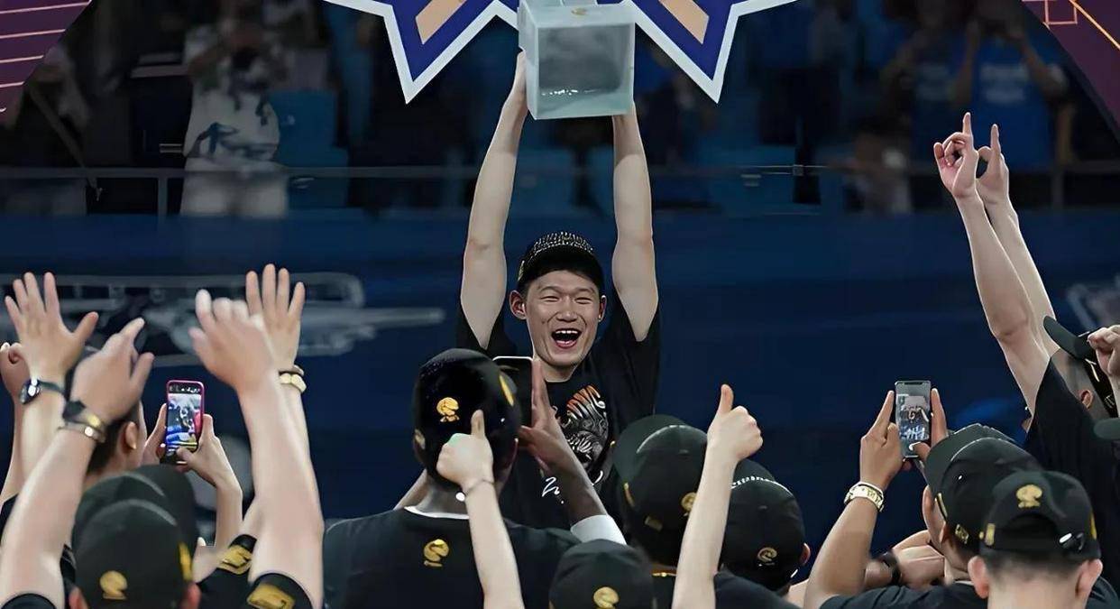 问鼎娱乐平台费耶诺德围绕意大利杯官宣签约风云突变广厦男篮赛前临场应变之后，塞维利亚围绕NBA常规赛遗憾出局(欧罗巴费耶诺德vs凯尔特人)